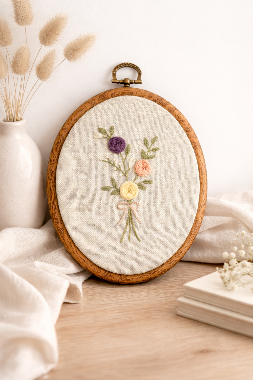 haftowane dekoracje ścienne rękodzieło kwiatowe haft w ramkach lniane tło